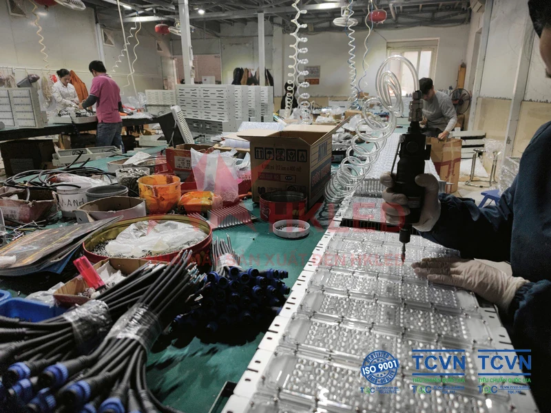 NHA-MAY-SAN-XUAT-DEN-LED-HKLED